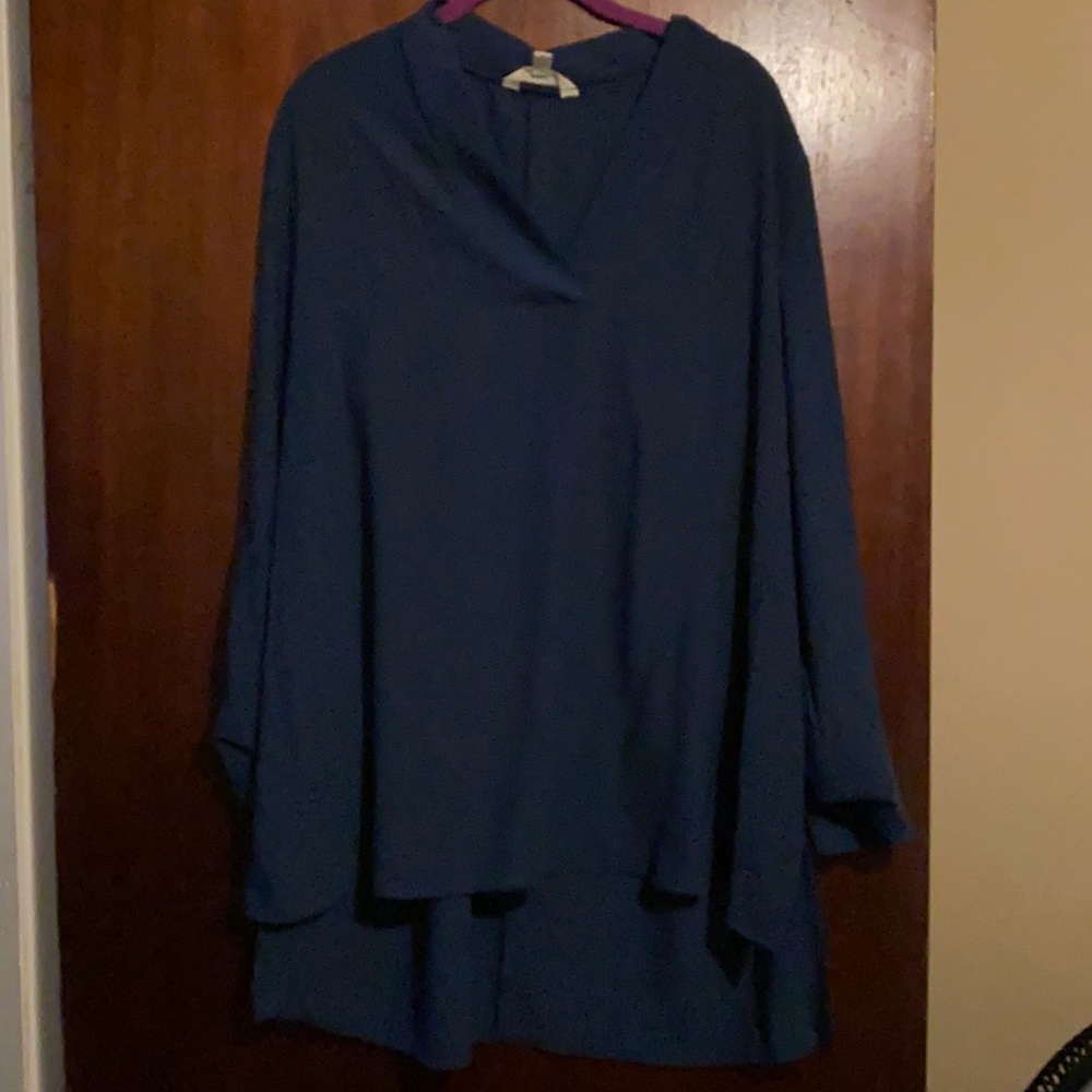 Blue tunic top w/ spear button attached inside.